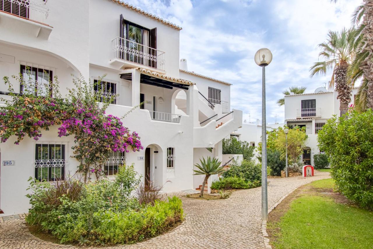 Appartamento Seaside Retreat With Pool, Ac, And Fast Wi-Fi Albufeira Esterno foto