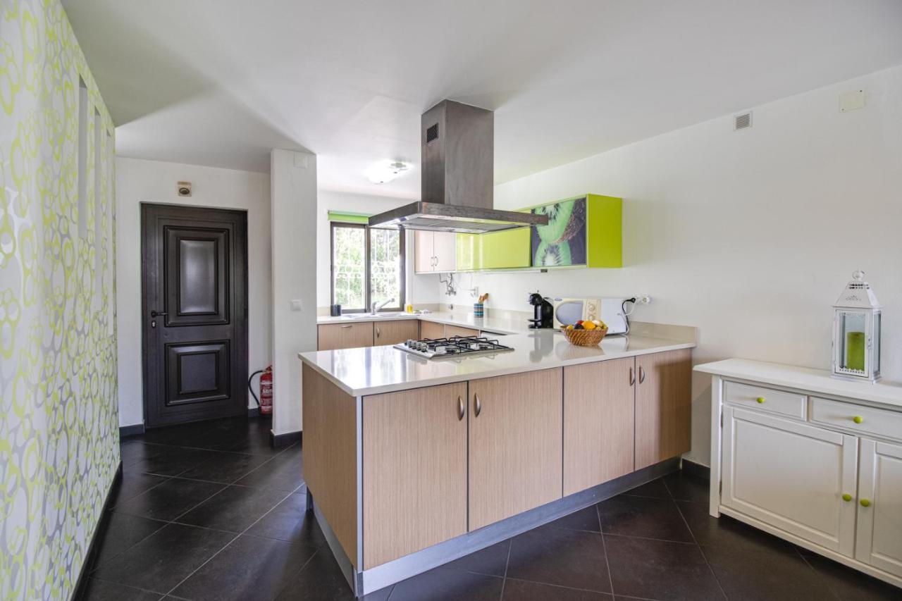 Appartamento Seaside Retreat With Pool, Ac, And Fast Wi-Fi Albufeira Esterno foto