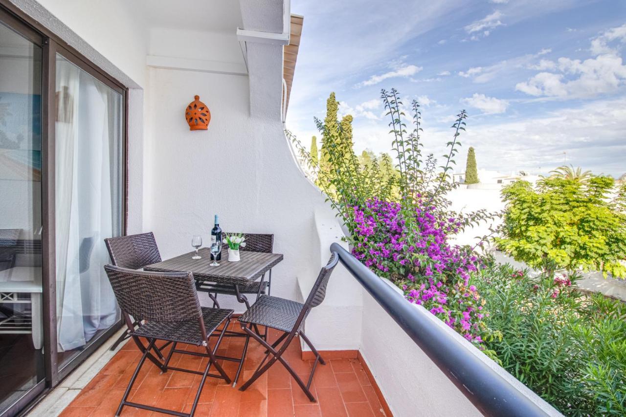Appartamento Seaside Retreat With Pool, Ac, And Fast Wi-Fi Albufeira Esterno foto