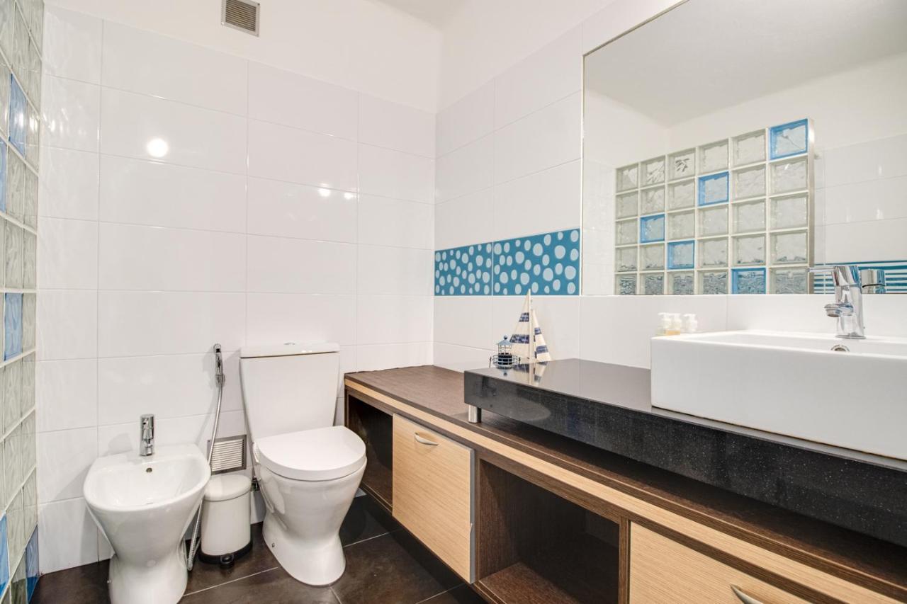 Appartamento Seaside Retreat With Pool, Ac, And Fast Wi-Fi Albufeira Esterno foto