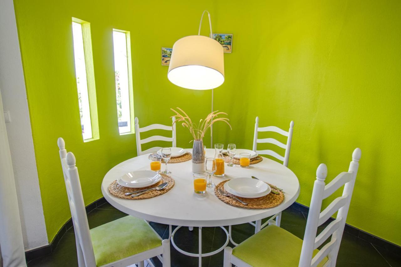 Appartamento Seaside Retreat With Pool, Ac, And Fast Wi-Fi Albufeira Esterno foto