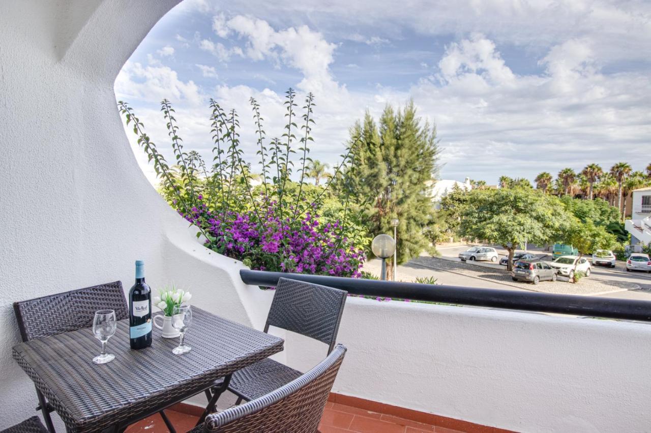 Appartamento Seaside Retreat With Pool, Ac, And Fast Wi-Fi Albufeira Esterno foto