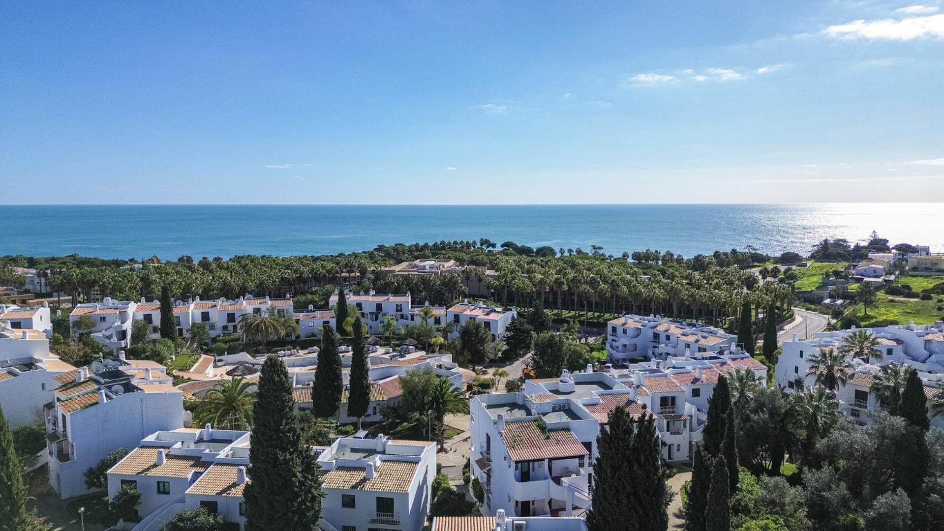 Appartamento Seaside Retreat With Pool, Ac, And Fast Wi-Fi Albufeira Esterno foto